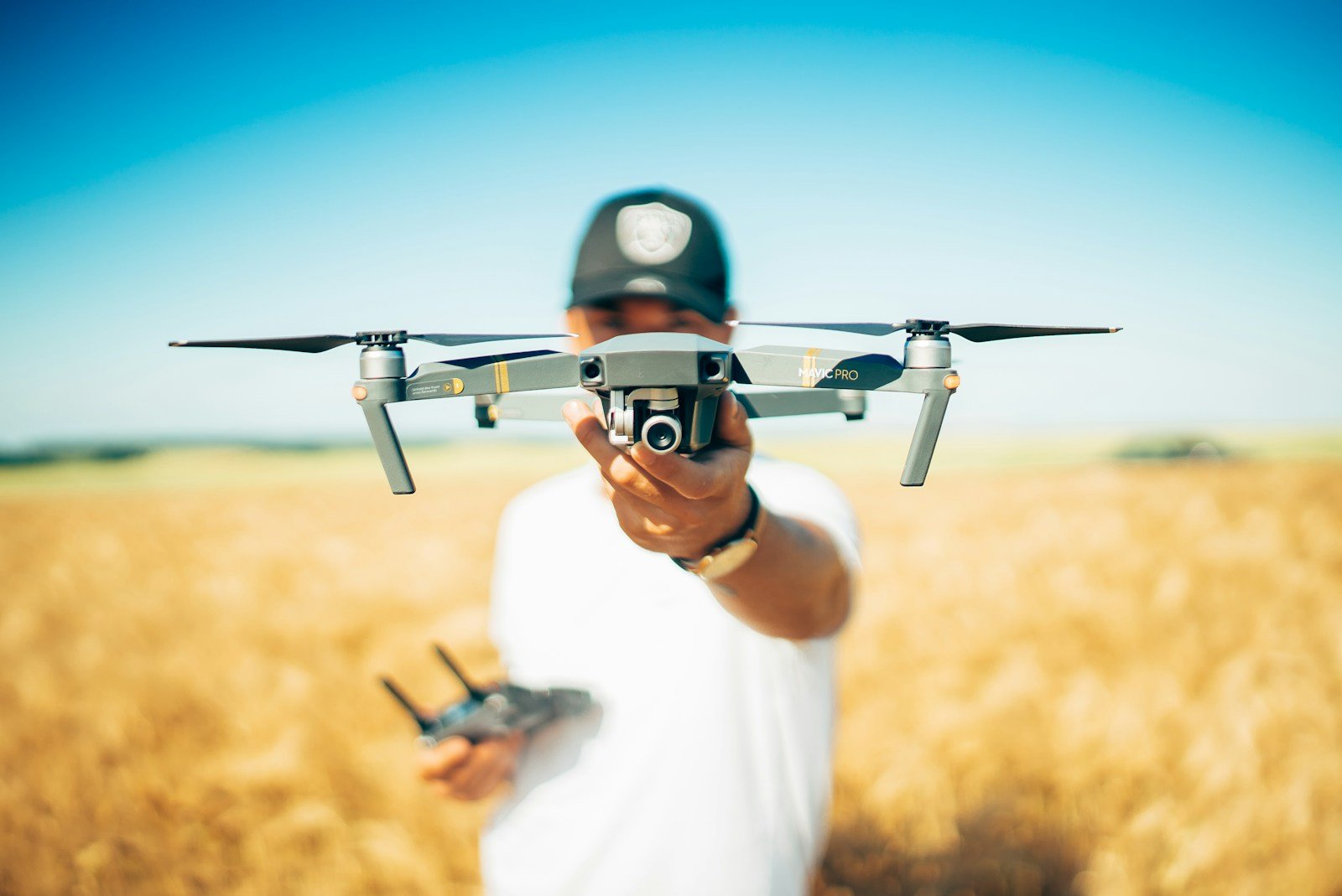photographie d'un drone sur la main par Kamexo