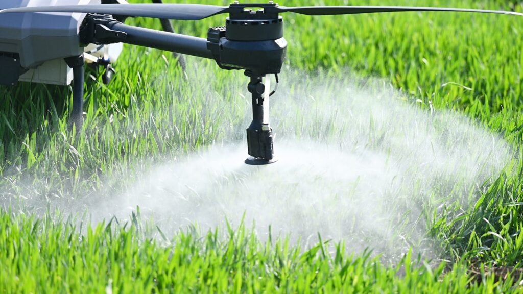 Drone agricole en pulvérisationgreen grass