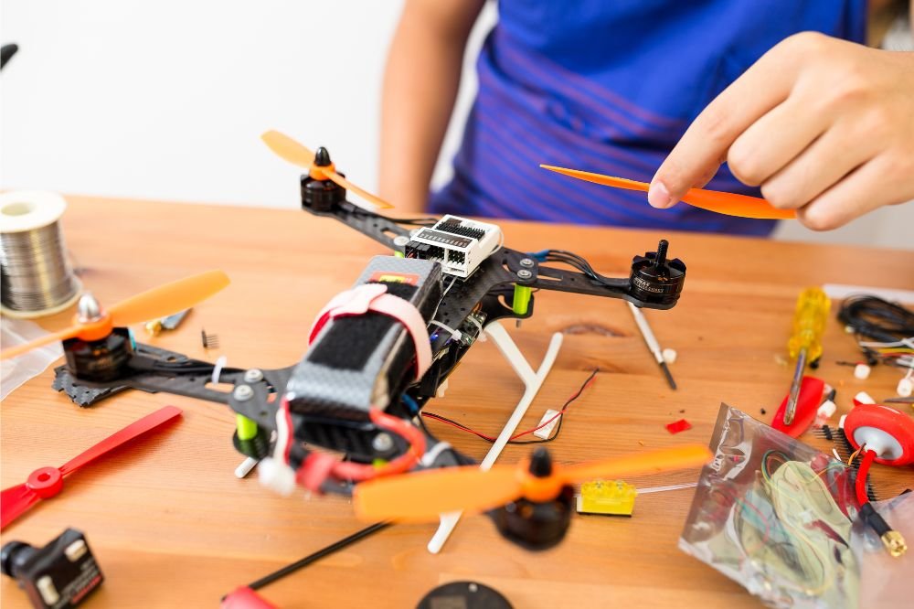 montage des helices d'un drone sur un etablie par le technicien