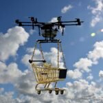 Livraison par drone qui livre un caddie