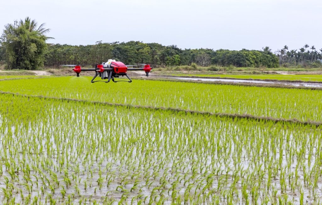 drone agricole dans champ agricole entrain de semer