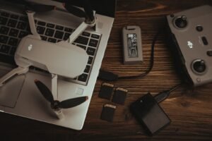 dji mini 2 se sur la table avec un pc portable