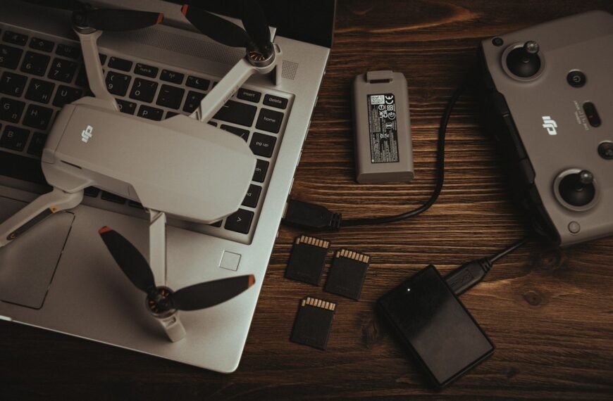 dji mini 2 se sur la table avec un pc portable