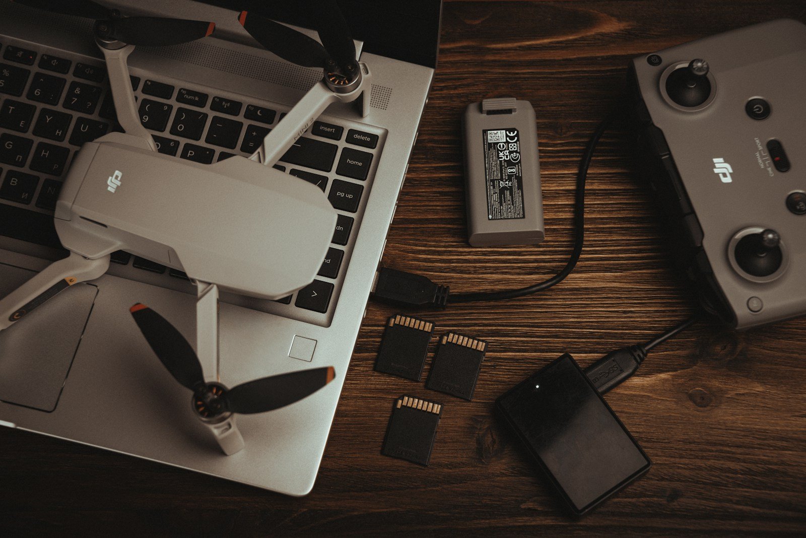 dji mini 2 se sur la table avec un pc portable