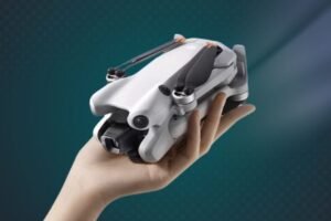 drone dji mini 5 pro sur une main